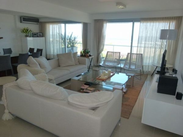 Excepcional departamento en alquiler con cuatro suite en primera fila de Playa Brava.